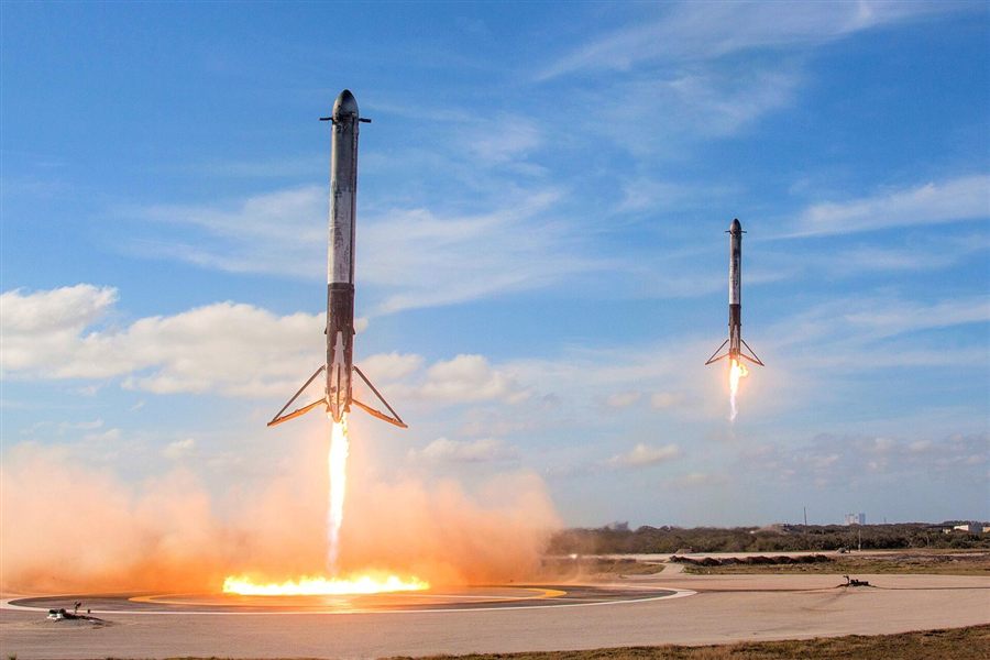 Falcon Heavy boosters landing